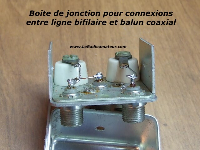 Boite de jonction entre ligne bifilaire et câble coaxial servant à protéger les connexions des intempéries. Vue intérieure.