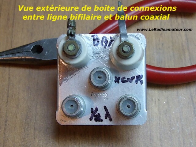 Boite de jonction entre ligne bifilaire et câble coaxial servant à protéger les connexions des intempéries. Vue extérieure.