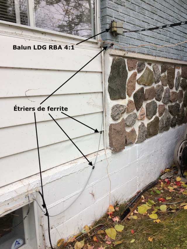 Étriers de ferrite (RF chokes) installés sur câble coaxial RG8-X à l'extérieur de la salle radio.